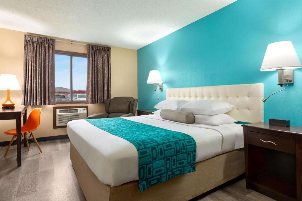 Howard Johnson by Wyndham Waterloo/Cedar Falls photo 2