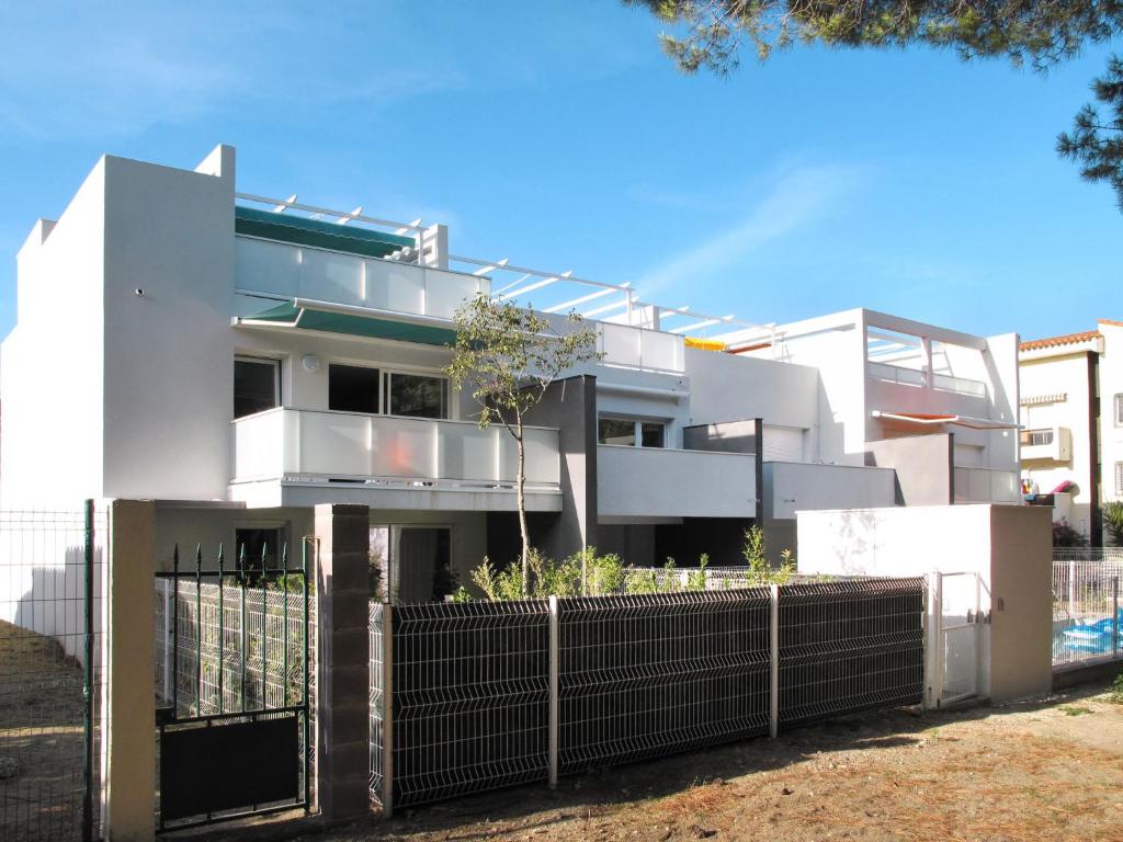 Apartment Les Pins Parasols - AGL350 by Interhome