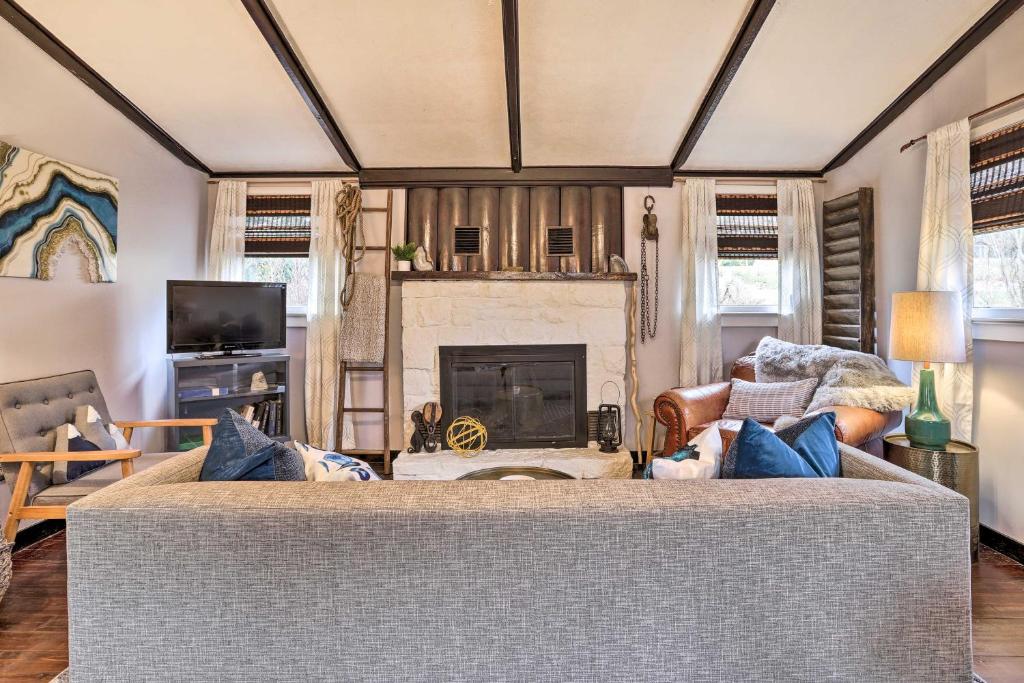 Calming Shenandoah Valley Cabin with Hot Tub! photo 4