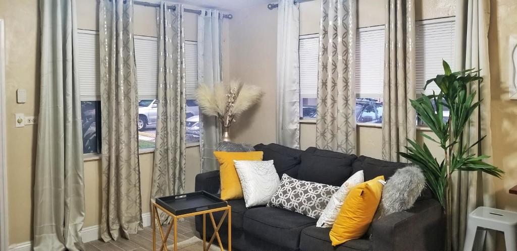 Very Glam Apartment 5 Miles From Hard Rock image