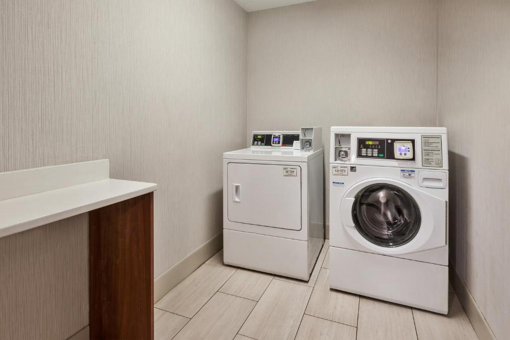 Holiday Inn Express & Suites Chesapeake, an IHG Hotel photo 4