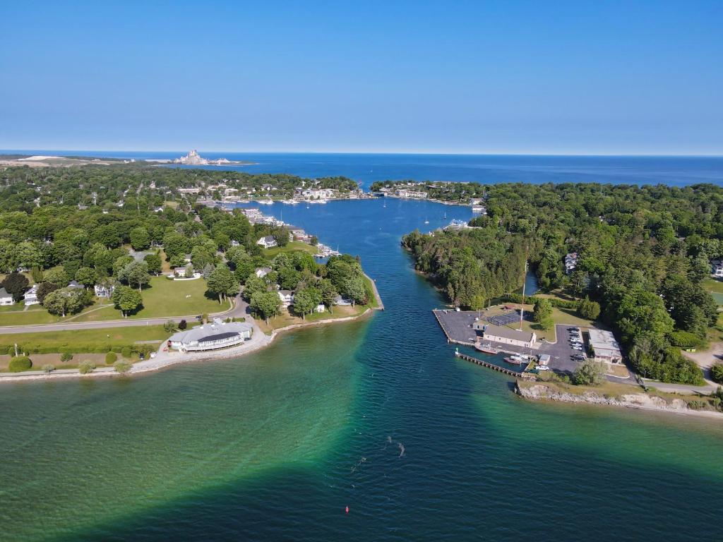 344 Edgewater Inn