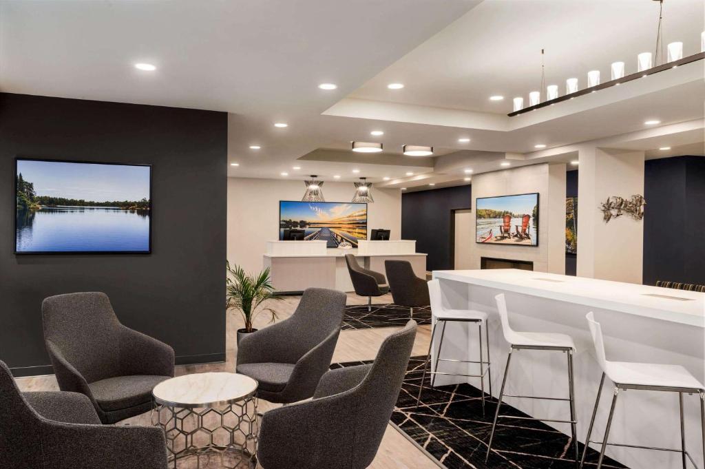 Microtel Inn & Suites by Wyndham Aurora photo 4