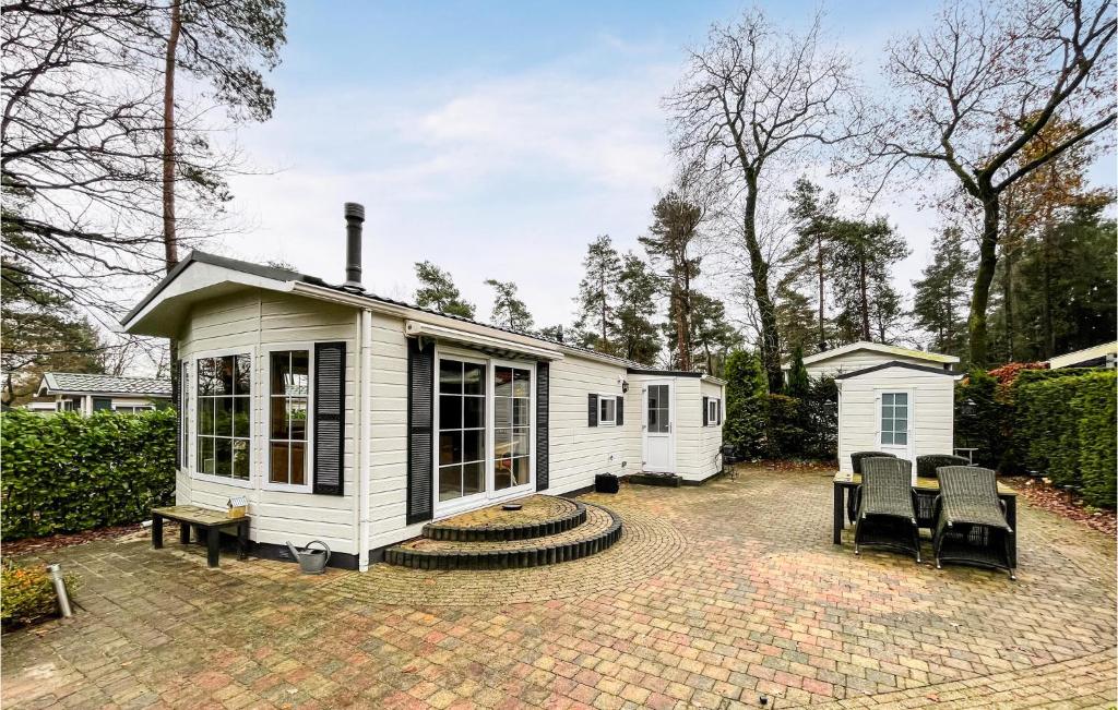 Beautiful Caravan In Beekbergen With 2 Bedrooms, Wifi And Outdoor Swimming Pool