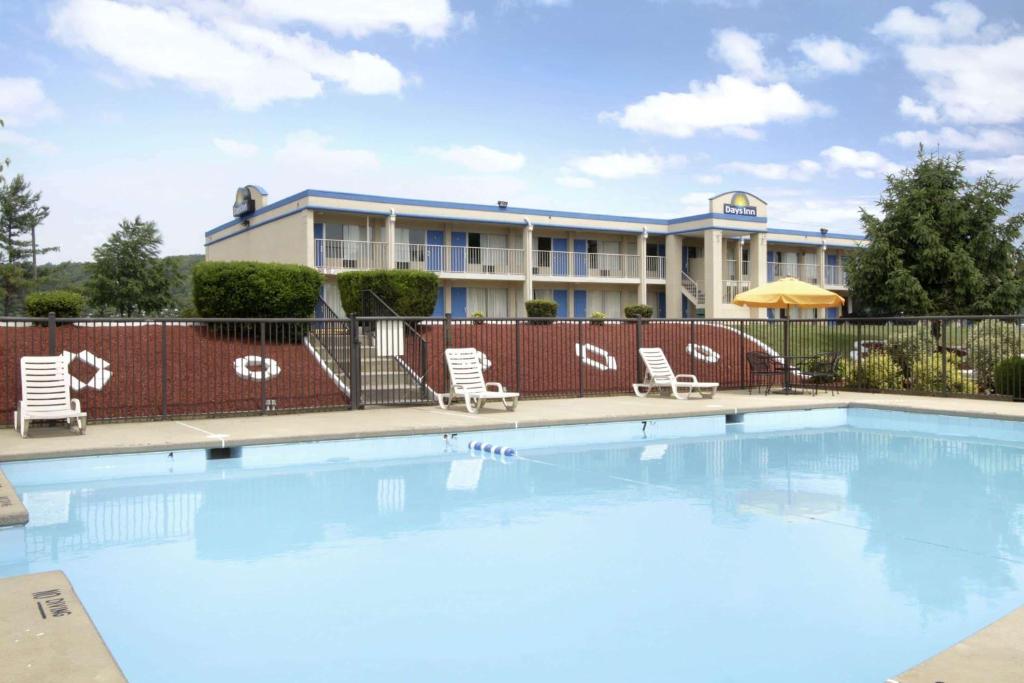 Days Inn by Wyndham Staunton photo 3
