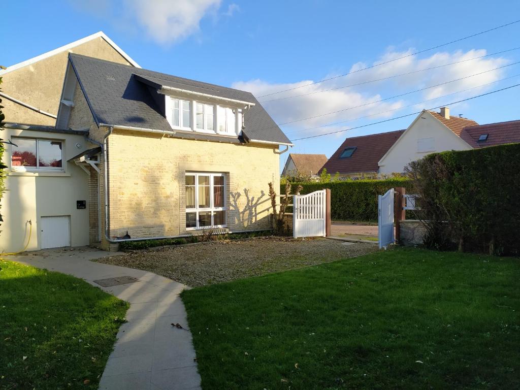 Maisonnette LE COTTAGE à 50m du FRONT DE MER à Asnelles , 3km d'Arromanches, 10km de Bayeux