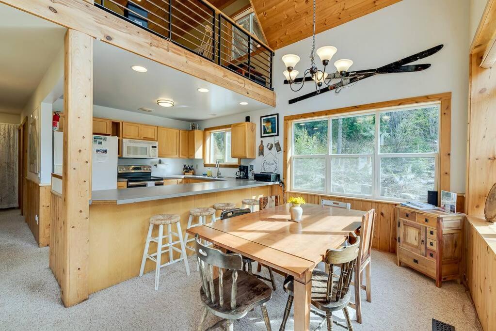 Hot Tub Cool Views: Roaring Creek Cabin photo 4