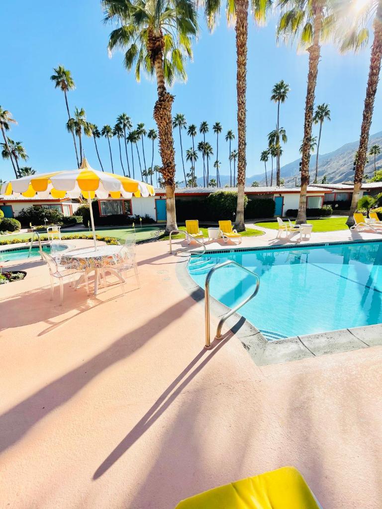 A PLACE IN THE SUN Hotel - ADULTS ONLY Big Units, Privacy Gardens & Heated Pool & Spa in 1 Acre Park Prime Location, PET Friendly, TOP Midcentury Modern Boutique Hotel photo 1
