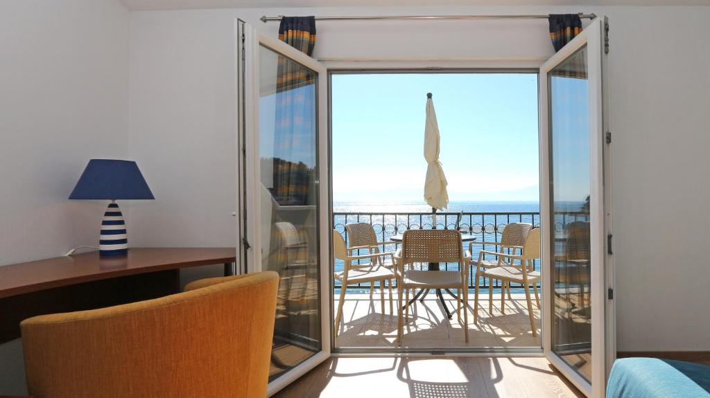 Apartments on the beach-Drvenik photo 3