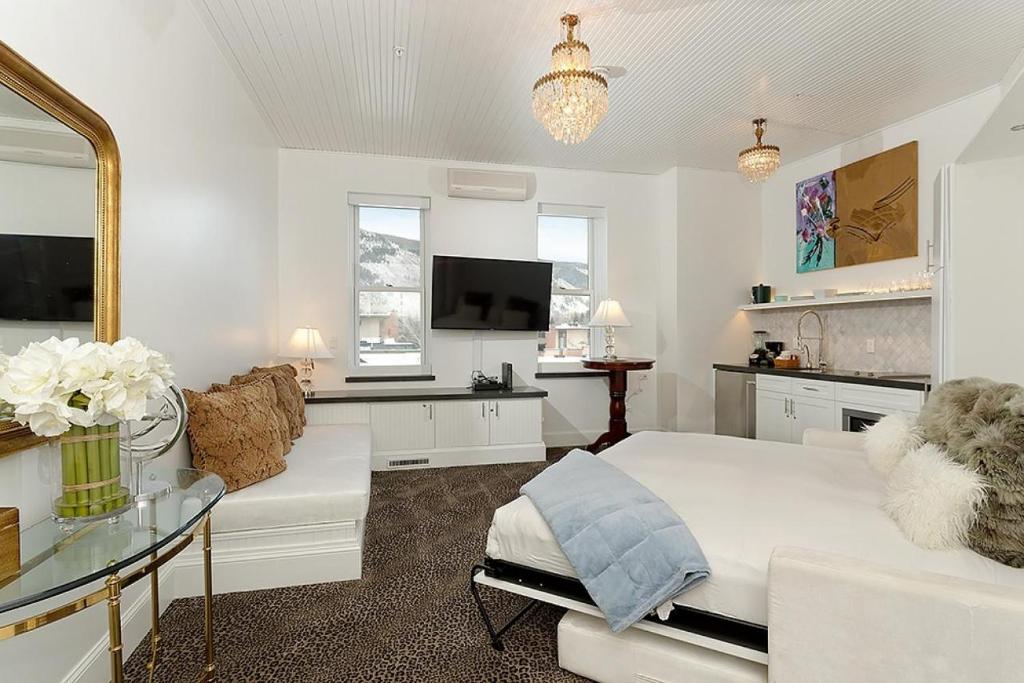 Independence Square 310, Chic, Remodeled Studio w/ Great Location in Aspen, A/C, & Kitchenette image