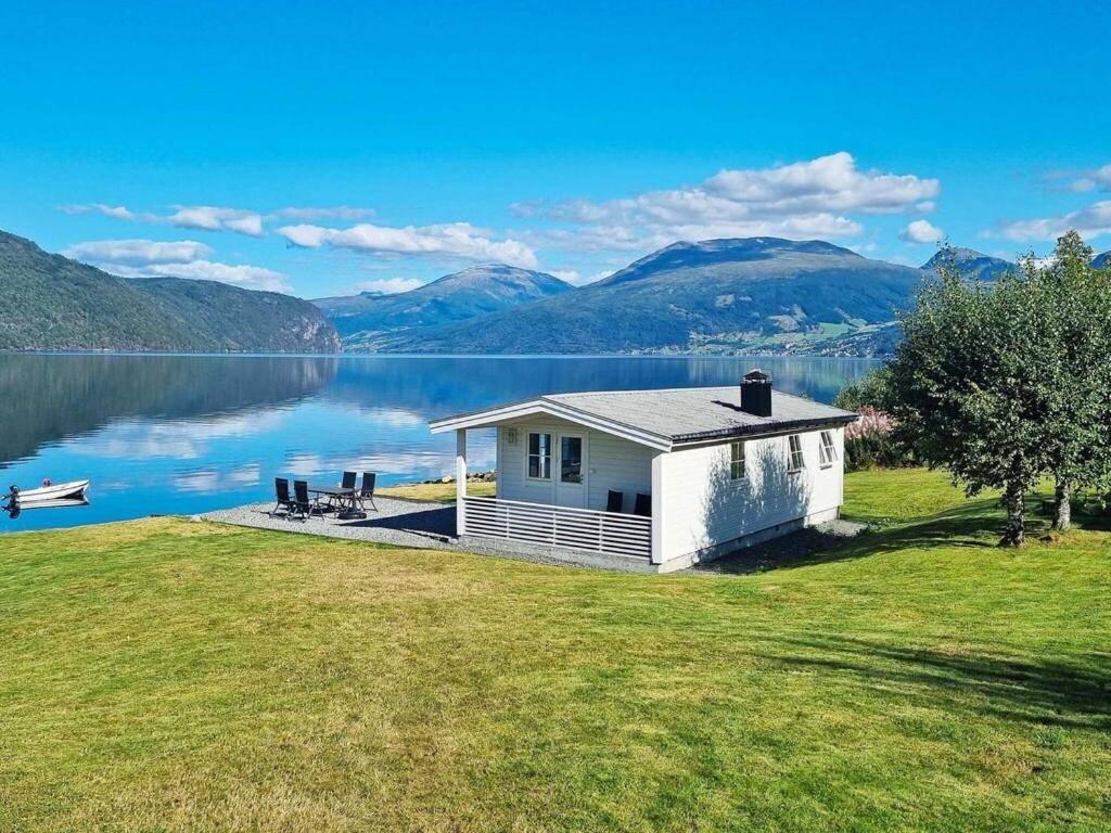 Two-Bedroom Holiday home in Utvik 3 photo 4