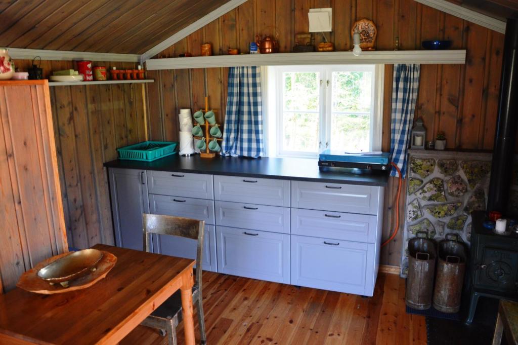 Hytte fra 1721 uten internett, strøm, vann - men med rødmalt utedo photo 2