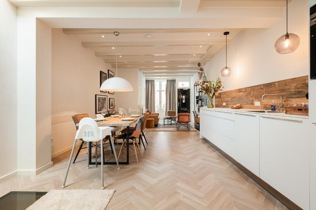 Leidse Square Luxury Apartment - Tap to explore photos