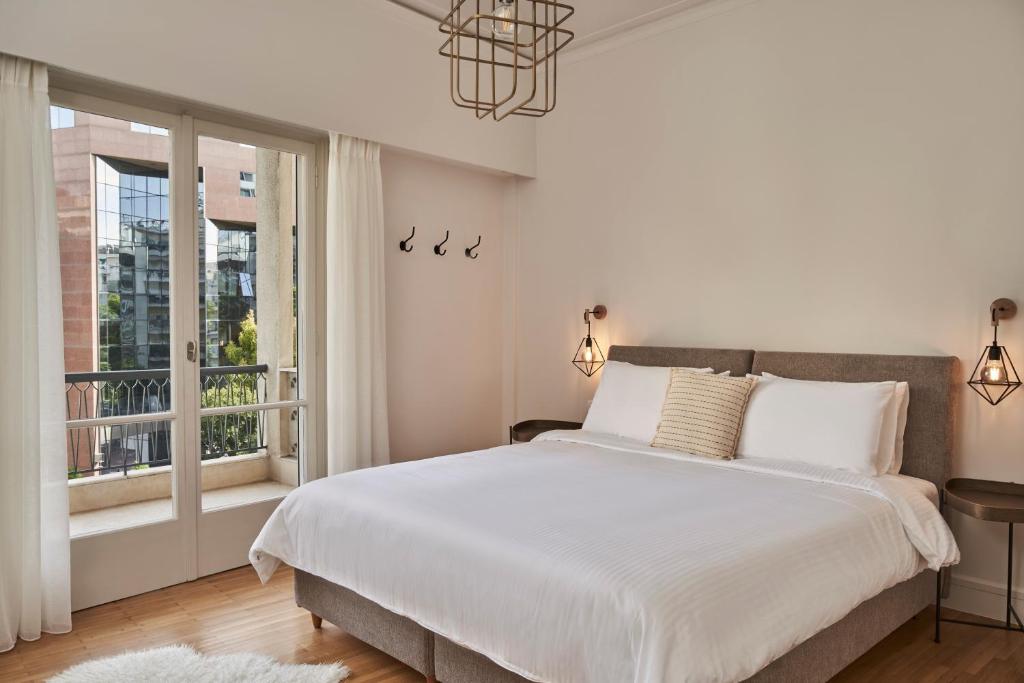 Chic n Bright 3 Bd Apt with Hilton View - Tap to explore photos