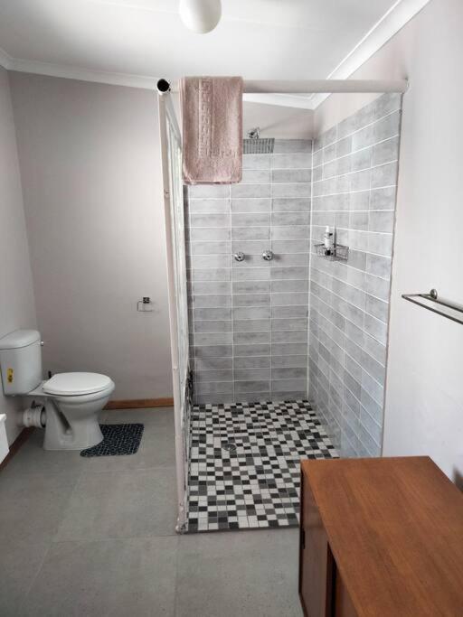 Via the Grapevine 3 bedroom house private parking photo 2