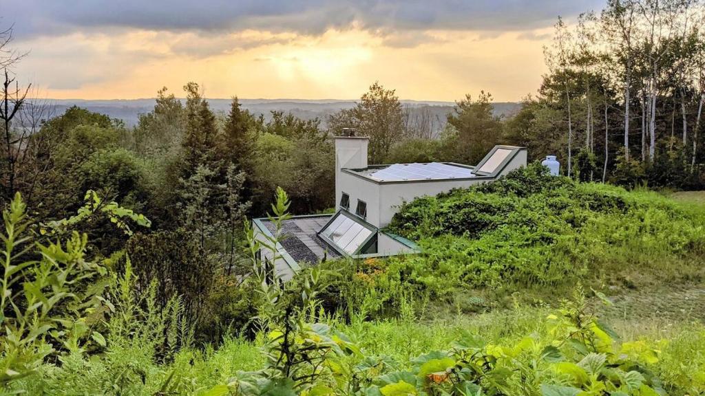 A Sustainable Off-Grid Lifestyle Experience