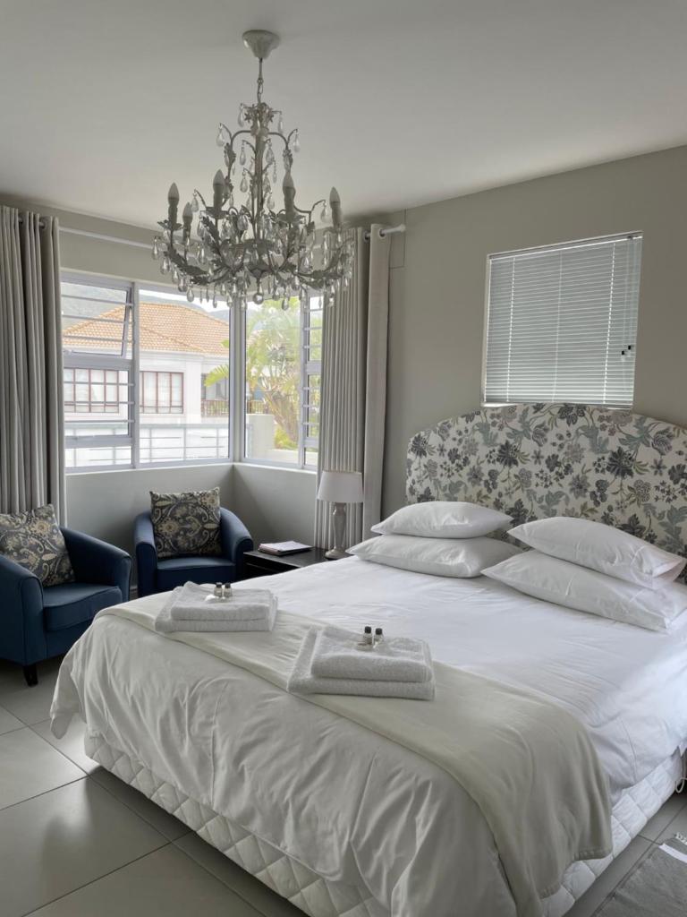 Vermont Hermanus - views, sunny, right on the sea photo 2