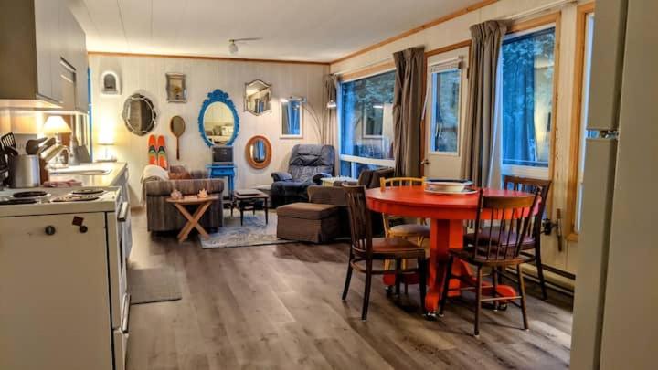 Amazing Stillar Cottage on Spectacular Wolfe Lake photo 2