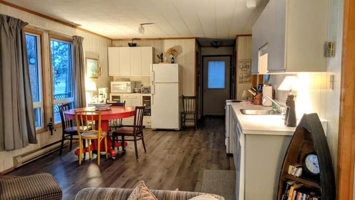 Amazing Stillar Cottage on Spectacular Wolfe Lake photo 3