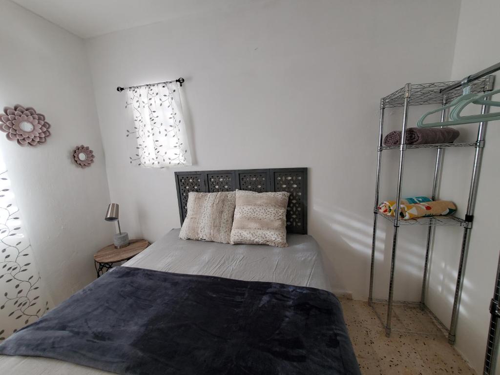 Aguadilla Surfers Lair apt with electricity water AC Wifi 8 minute walk to Crashboat beach photo 3