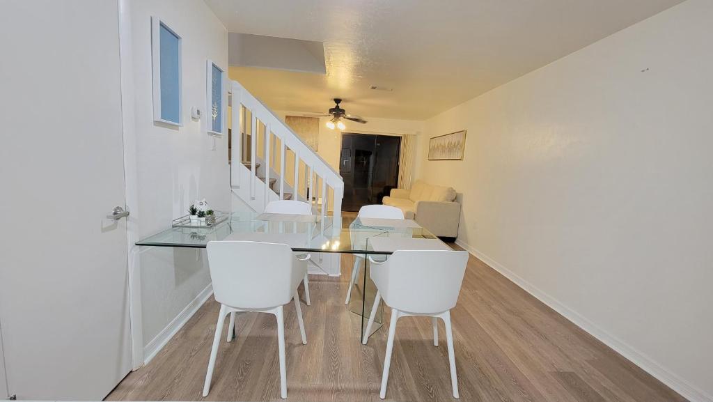Beautiful townhouse 2 bedrooms 1 and a half bathrooms next to Butler Plaza 1 mile to UF photo 4