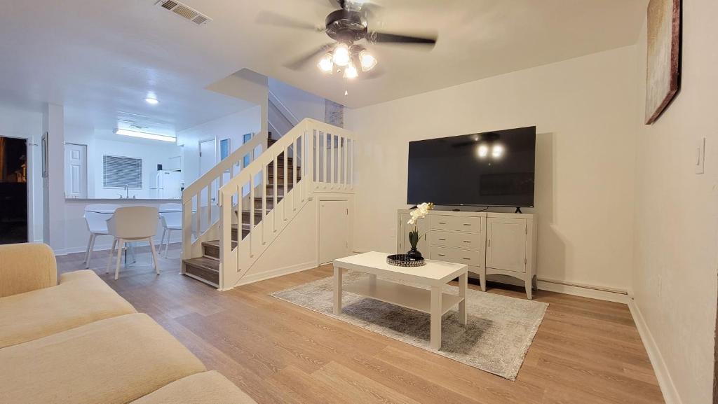 Beautiful townhouse 2 bedrooms 1 and a half bathrooms next to Butler Plaza 1 mile to UF photo 1