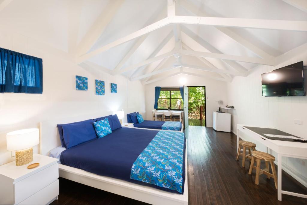 Airlie Beach Magnums - Adults Only photo 1