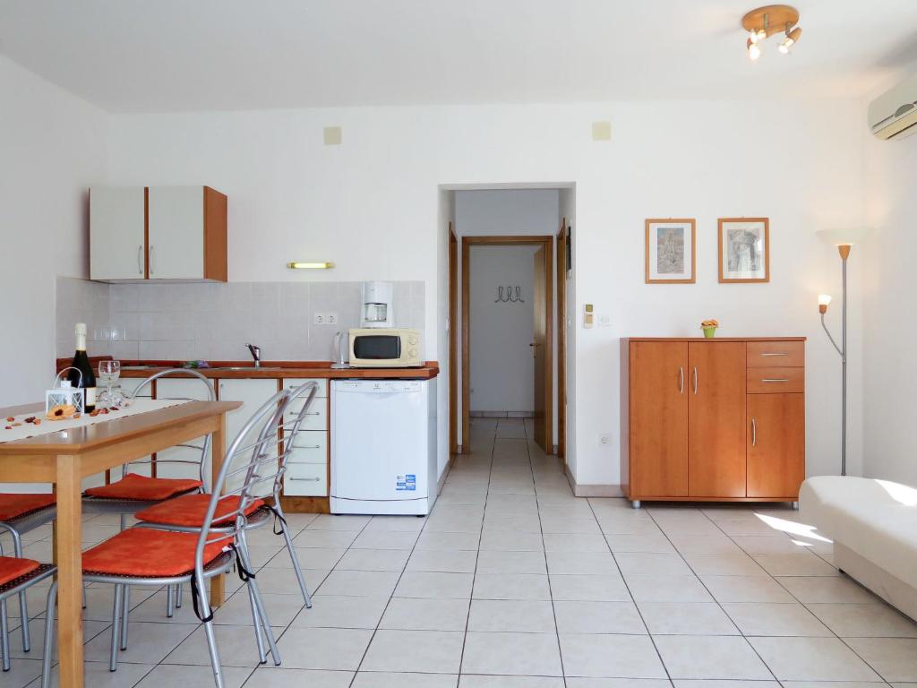 Apartment Andrea - RAB102 by Interhome photo 2