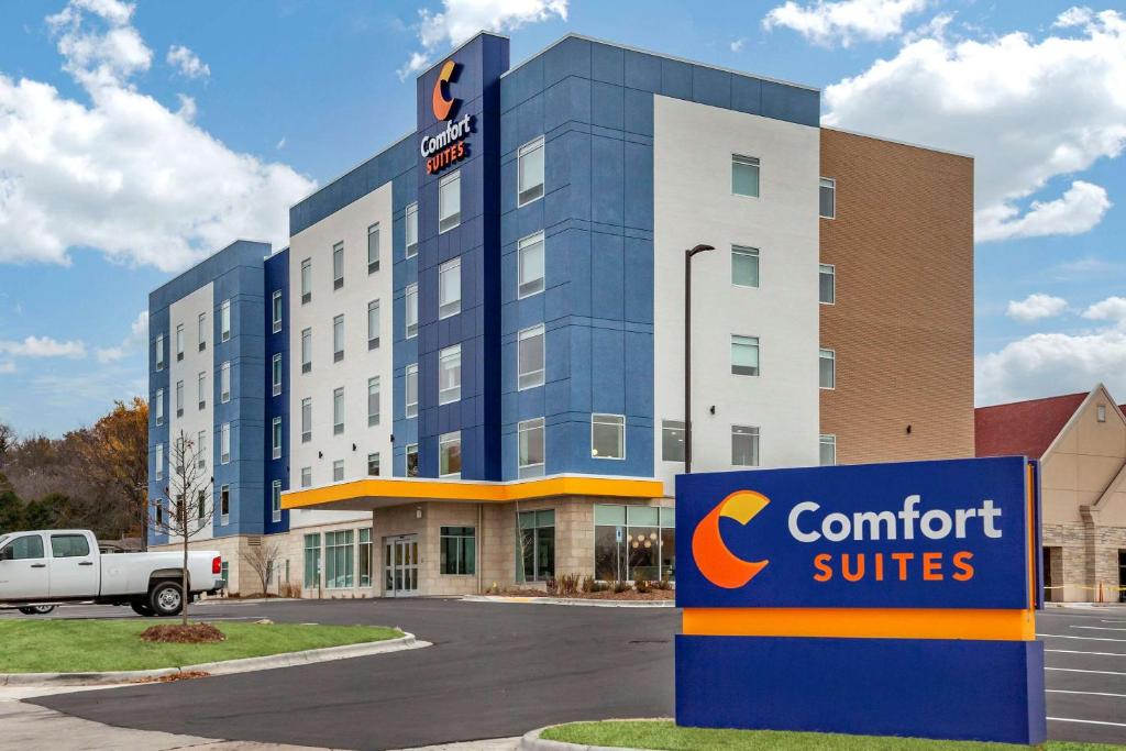 Comfort Suites Cottage Grove – Madison image