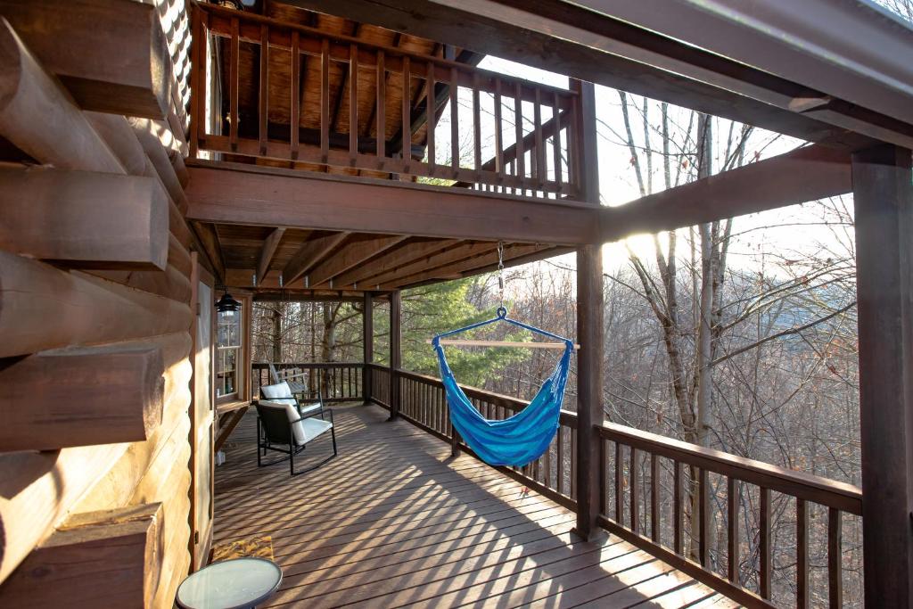 Treetops Cabin easy to Asheville with fast wifi and great view image