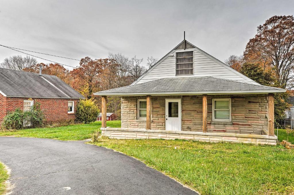 Remodeled Abingdon House with Spacious Yard! photo 2