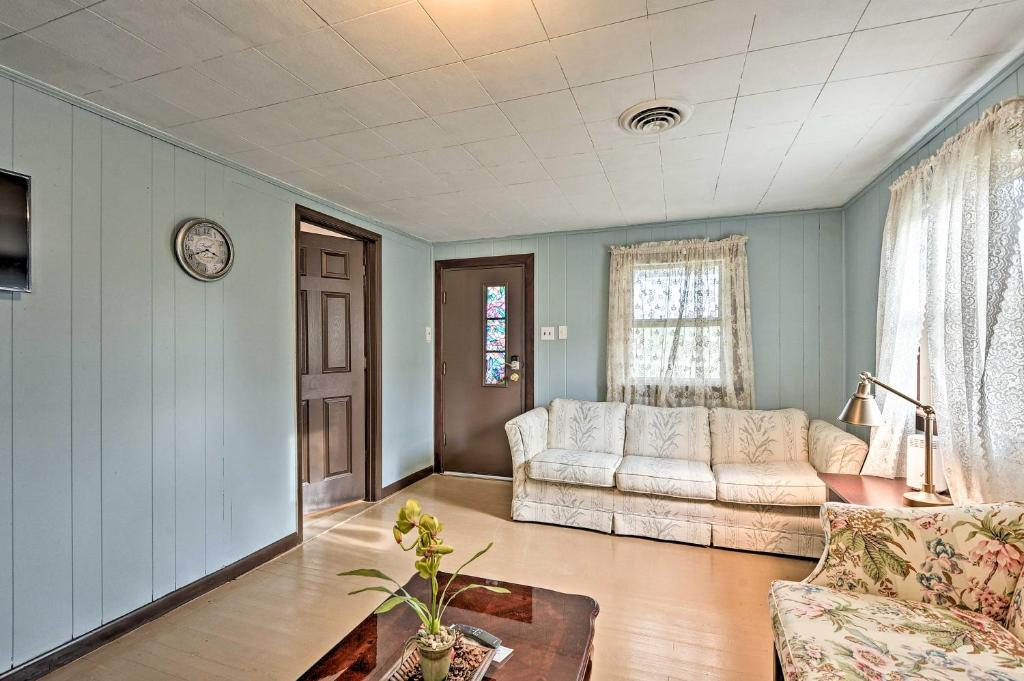 Remodeled Abingdon House with Spacious Yard! photo 3
