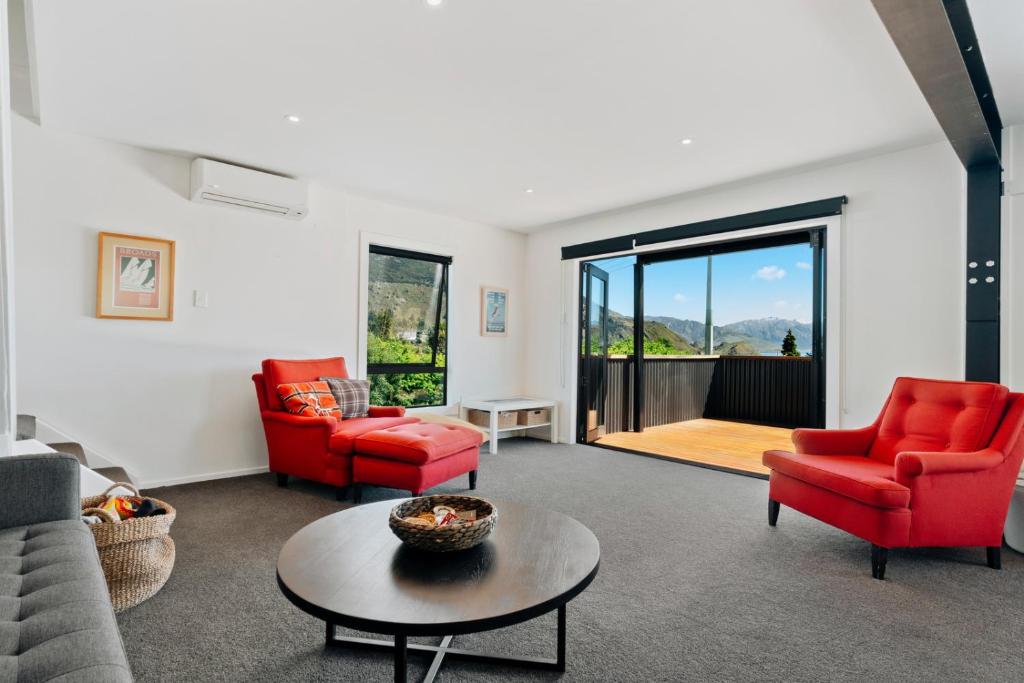 Views on Parry - Lake Hāwea Holiday Home photo 2