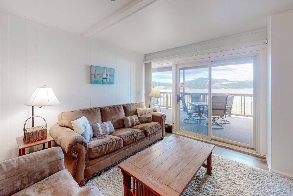 Lakeside Mountain Retreat photo 1