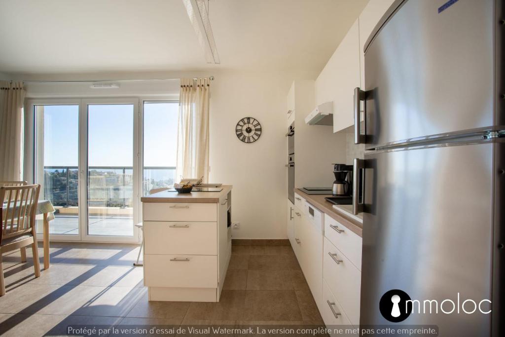 Apartment with swimming pool and garage in a standing residence photo 2