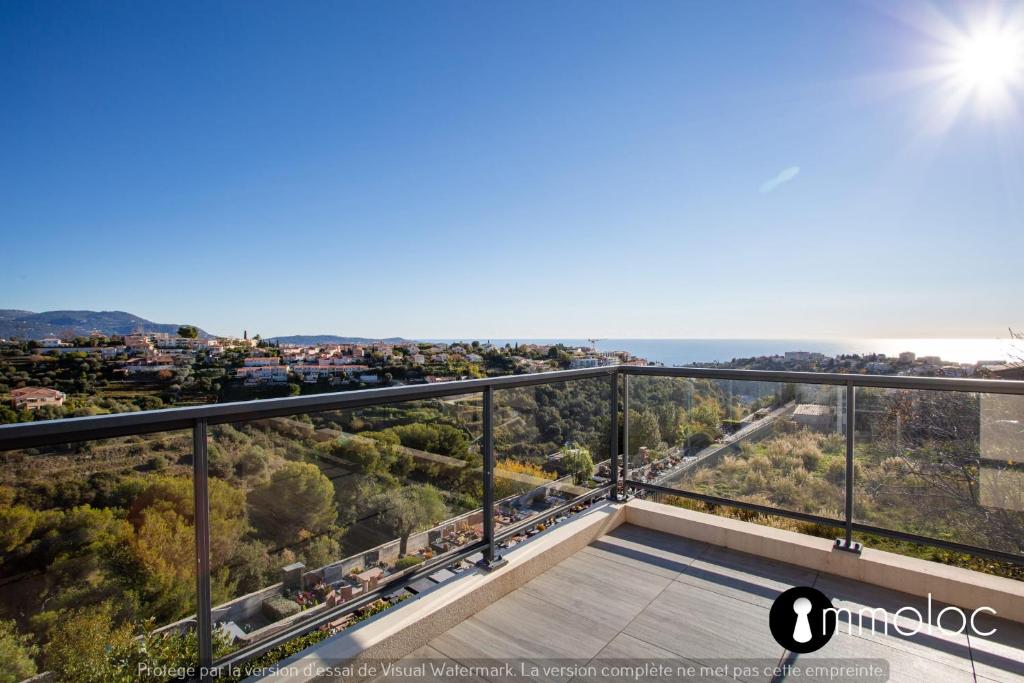 Apartment with swimming pool and garage in a standing residence photo 3
