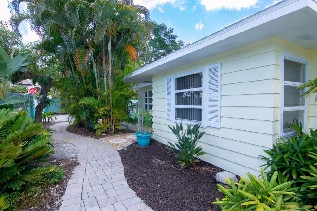 Cozy Tropical Bungalow with Heated Pool photo 3