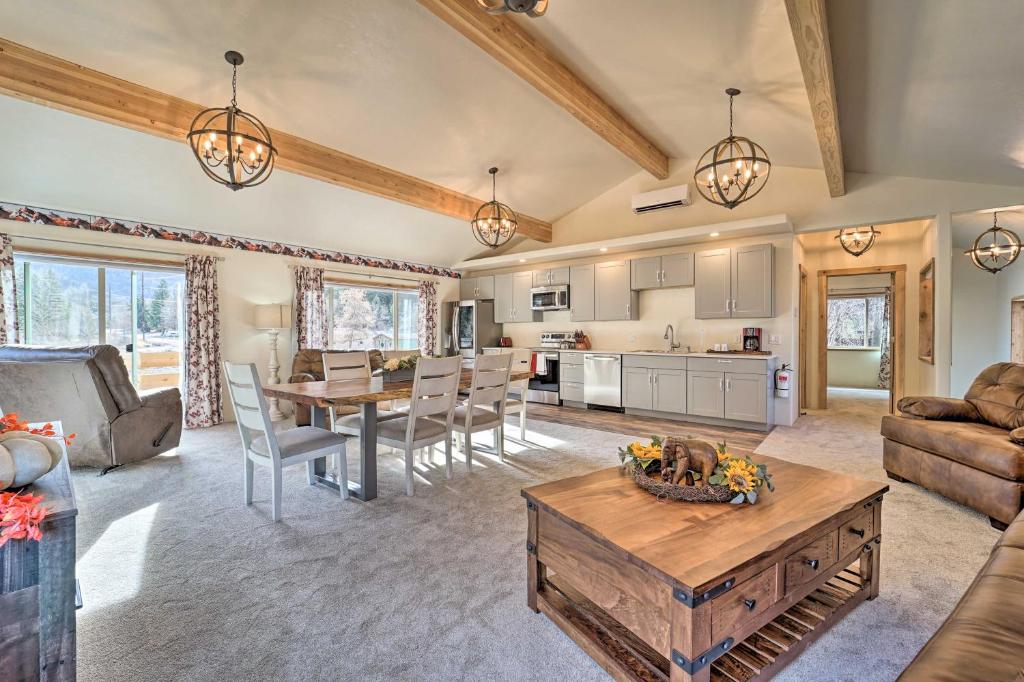Contemporary Home Along Ourays River Walk! photo 4