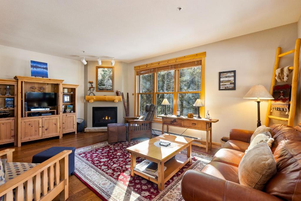 8758 Trappers Crossing condo photo 1