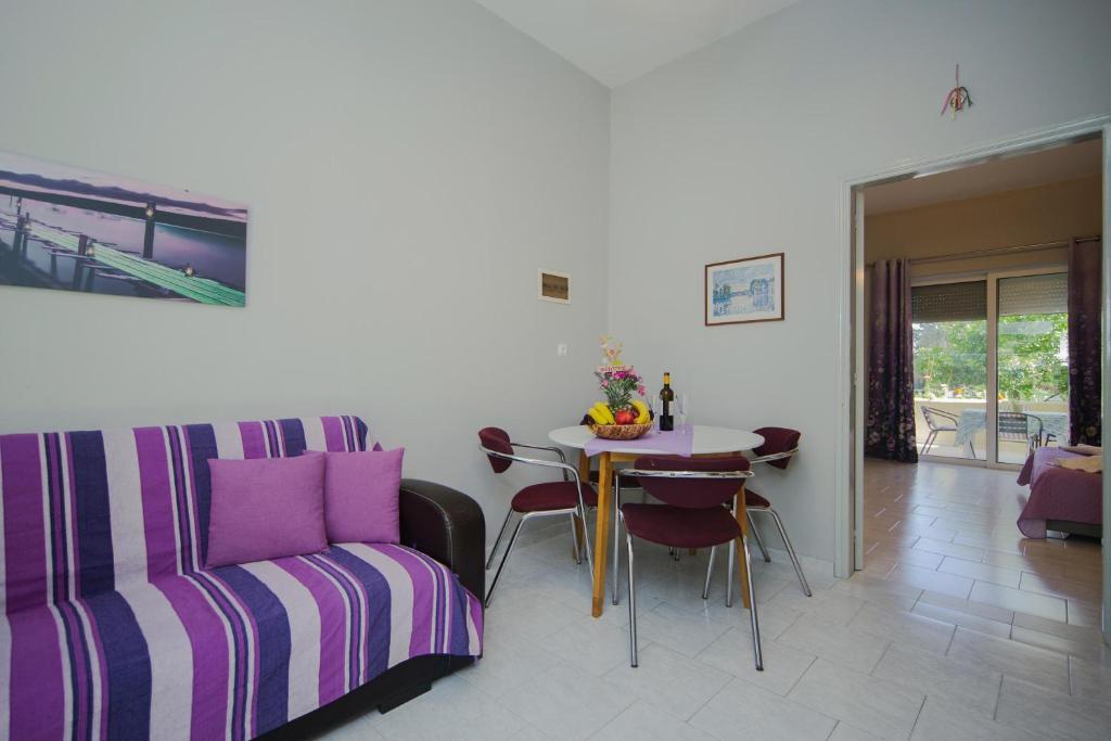 Sunset Apartments photo 4