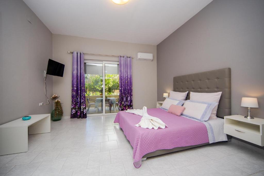 Sunset Apartments photo 3