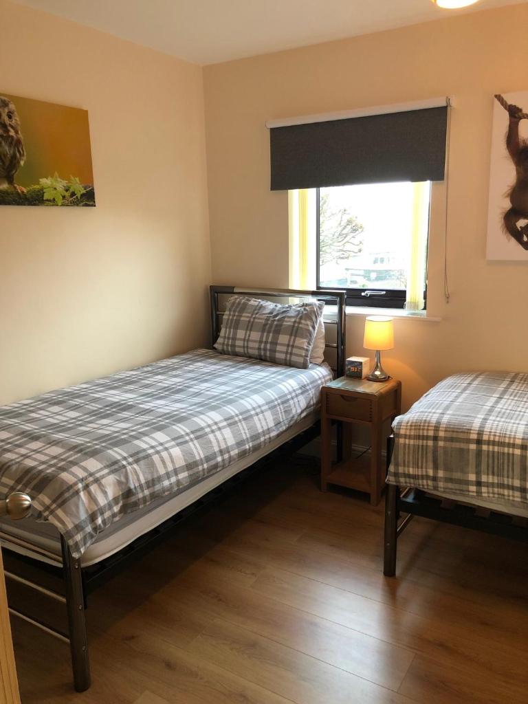 City Centre Town House with Riverside Views and Free Parking 1BAK