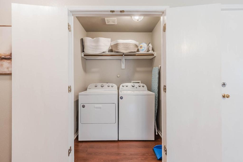 3Bedroom 2Bathroom close to historic downtown fast wifi photo 4