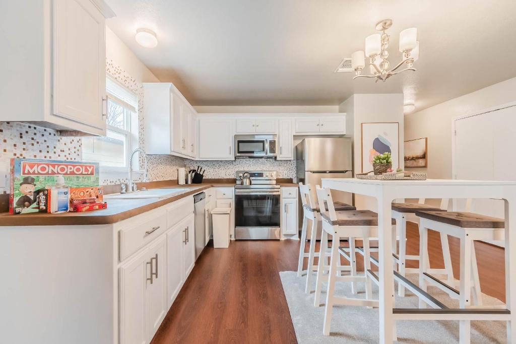 3Bedroom 2Bathroom close to historic downtown fast wifi image