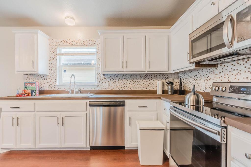 3Bedroom 2Bathroom close to historic downtown fast wifi photo 3