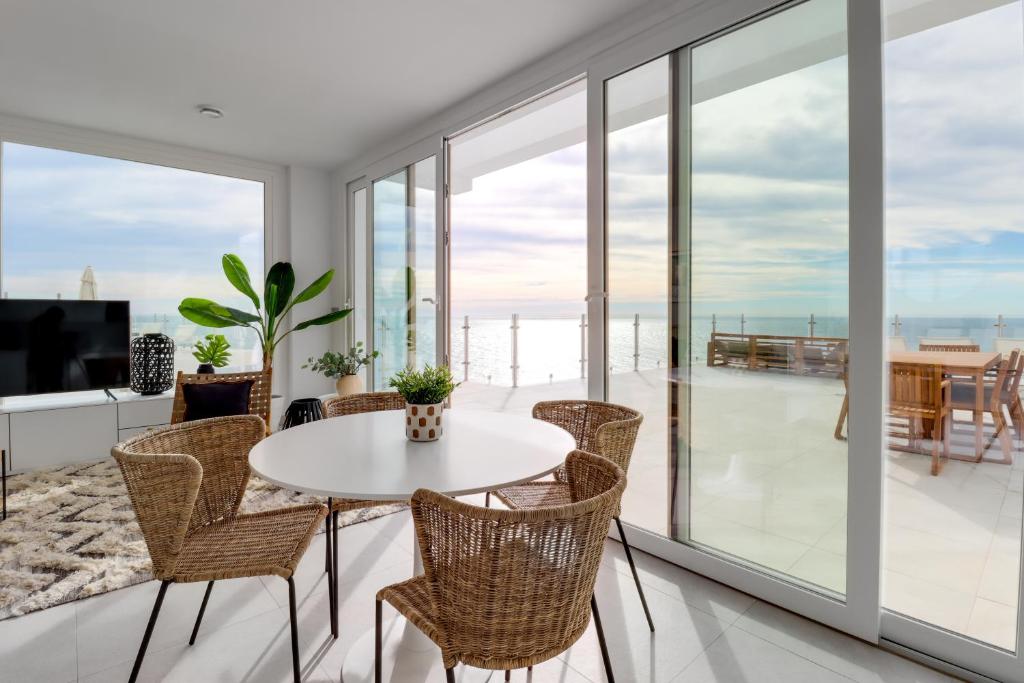 Bayview Hills, luxury 2 bedroom apartment photo 4