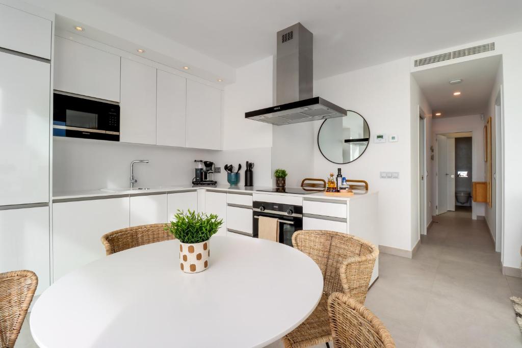 Bayview Hills, luxury 2 bedroom apartment photo 2
