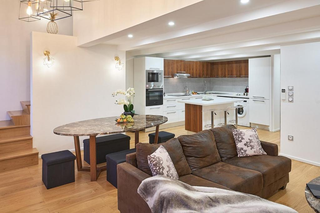 Sunlight Properties - Palme D Or - 2 Bedrooms, modern holiday rental apartment, hyper central