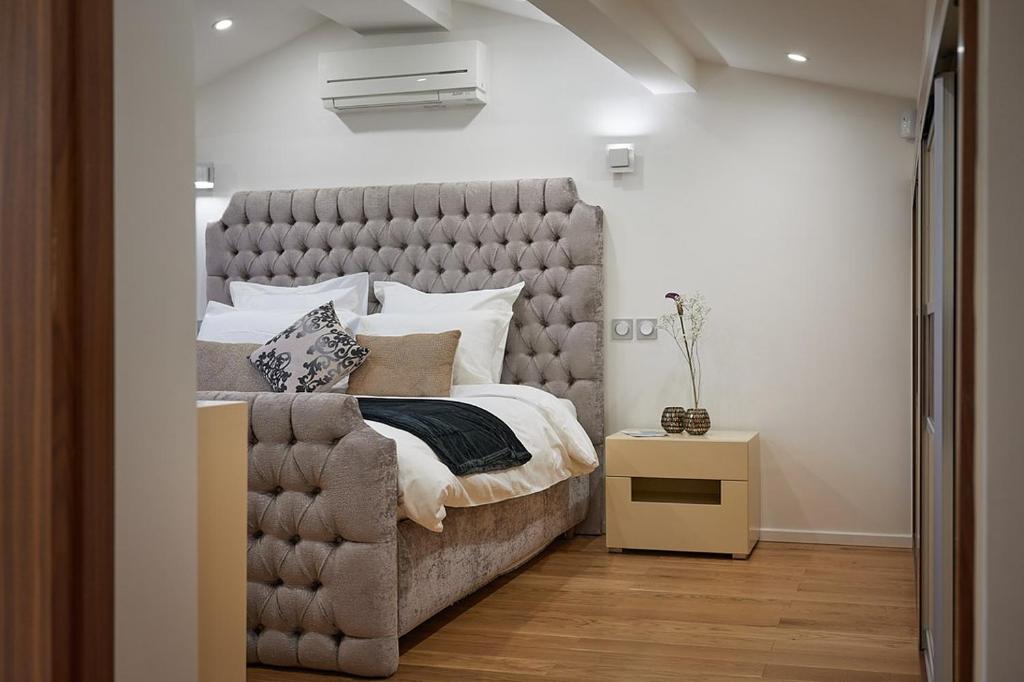 Sunlight Properties - Palme D Or - 2 Bedrooms, modern holiday rental apartment, hyper central photo 2