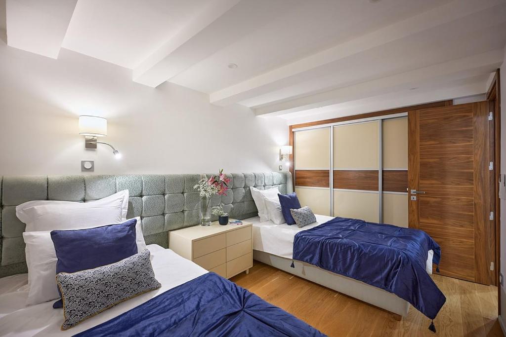 Sunlight Properties - Palme D Or - 2 Bedrooms, modern holiday rental apartment, hyper central photo 3